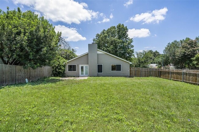 Building Photo - 914 Peggotty Pl