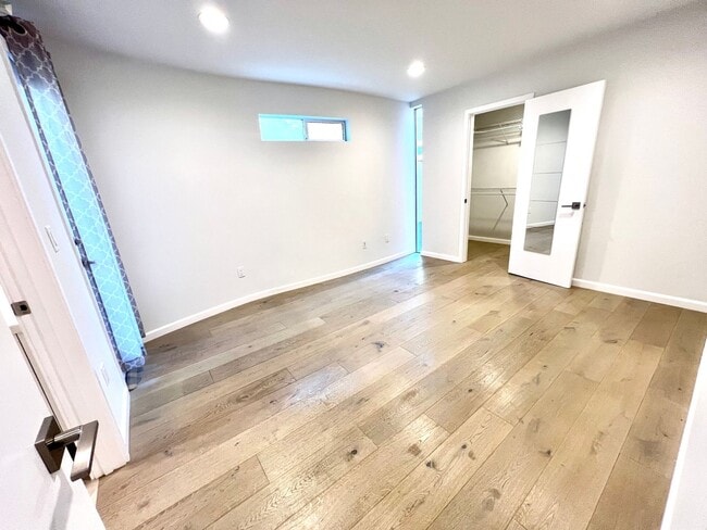 Building Photo - Santa Monica - Luxury Townhome w/ Loft!  (3 Bed / 3.5 Bath)