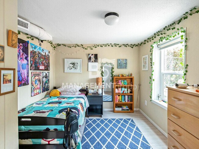 Building Photo - Light & Bright Modern Daylight Ranch Loaded with Updates! Walking Distance to Kennedy School!!!!