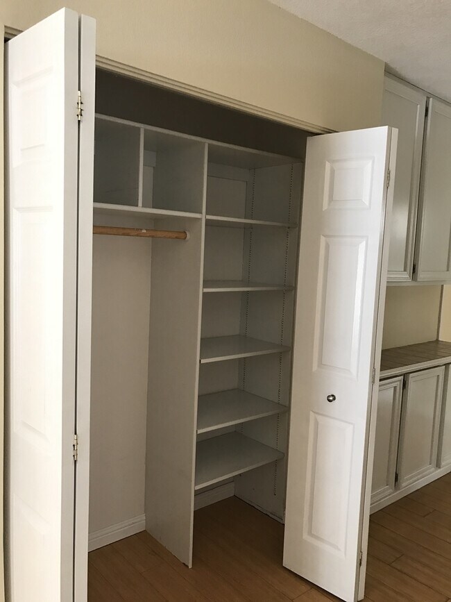 Building Photo - Beautiful 3 Bedroom 2 Bathroom West Hills Home! Great Location! Ready for Move-In!