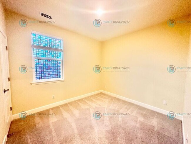 Building Photo - Beautiful 4 Bedroom, 2 Bathroom, 2 car garage, Single Story Home
