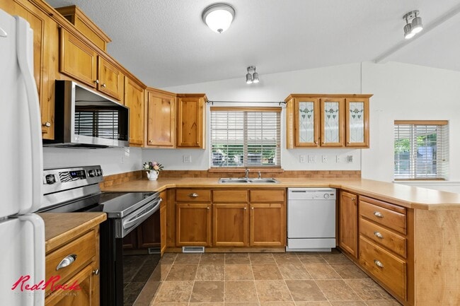 Building Photo - Single-Level 2 Bedroom Home in Washington 55+ Community!