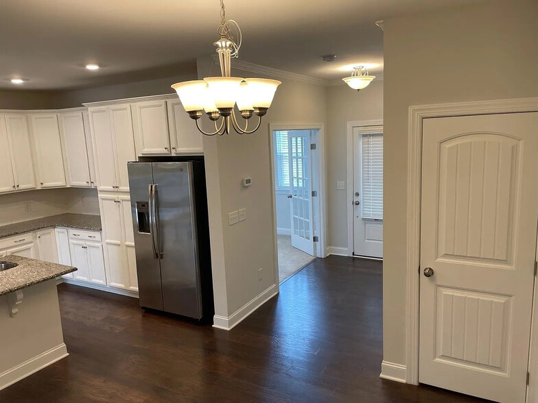 Building Photo - Room in Townhome on Farm Pond Trail