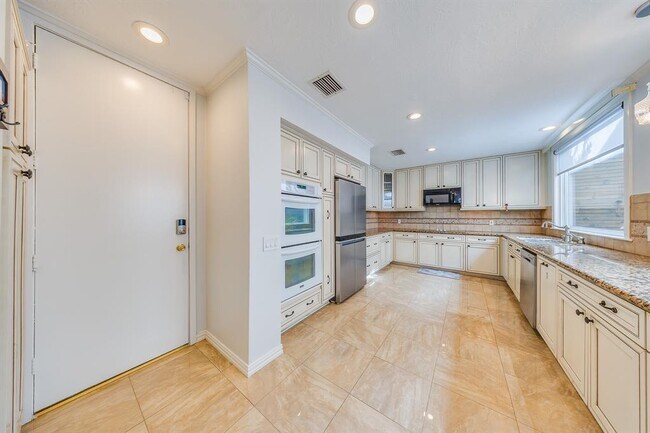 Building Photo - 2819 Bering Dr
