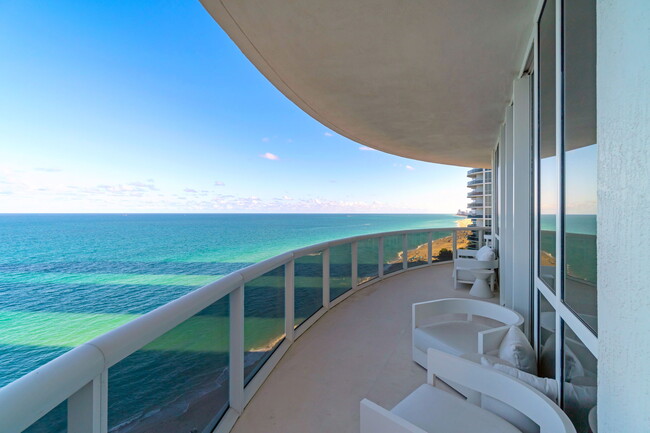 Building Photo - 16001 Collins Ave