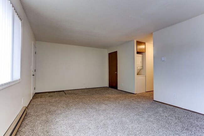 Building Photo - Recently upgraded 3 Bedroom! Washer/Dryer in unit!, Great Location! $500.00 Deposit OAC*!!
