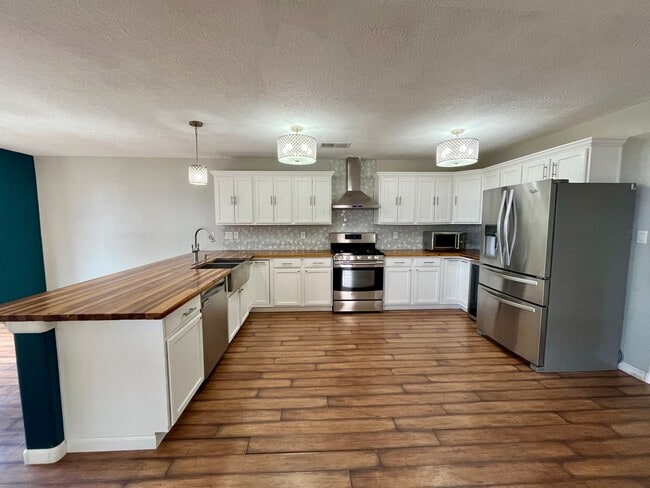 Building Photo - Large 3 Bedroom 2.5 Bathroom Located In Th...