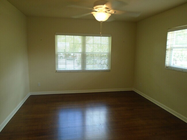 Building Photo - DOMMERICH AREA POOL HOME WITH POOL/LAWN IN...
