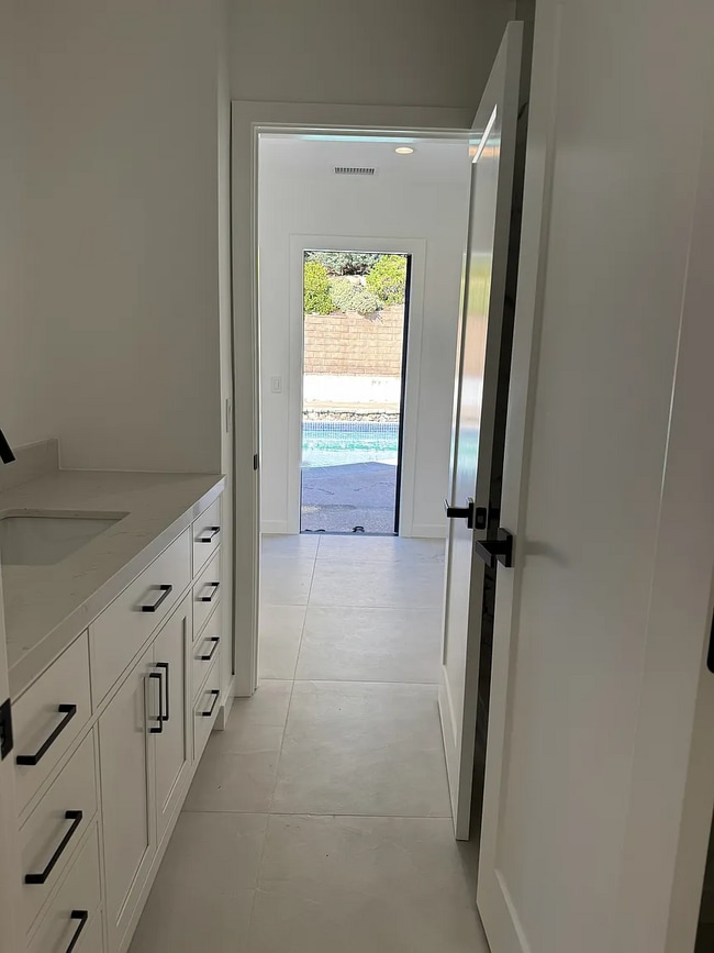 Building Photo - 2940 Sunset Hills