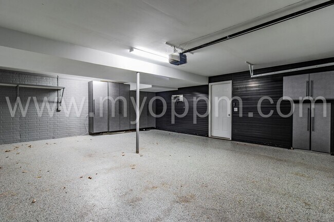 Building Photo - Stunning 3 Bedroom / 2 Bathroom Home | Mil...