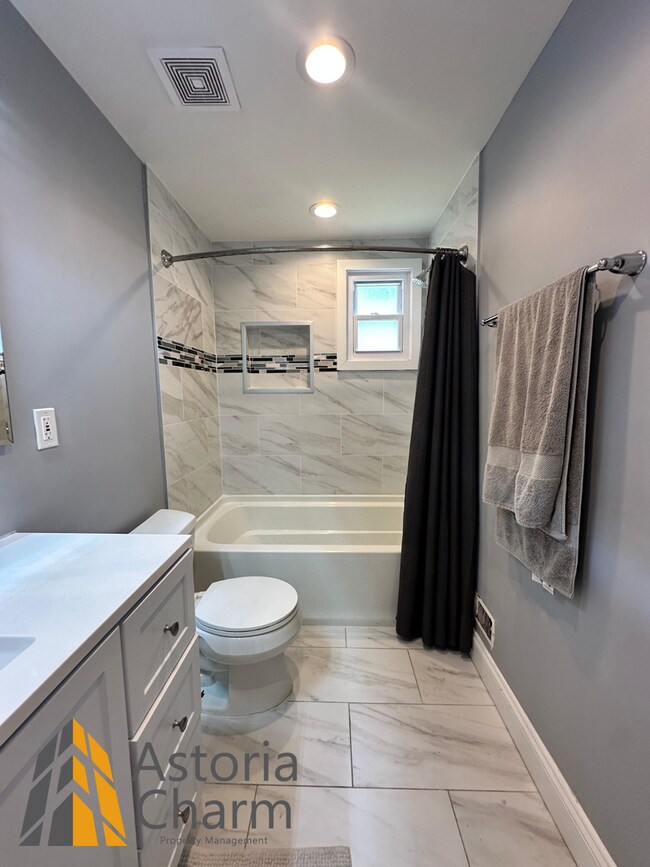 Building Photo - Spacious 4 Bedroom + Den Home with Private...