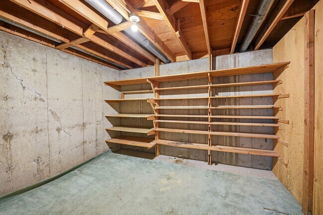 Building Photo - 5 bedroom, 3 1/2 bath, home with two master suites and 2 car garage.