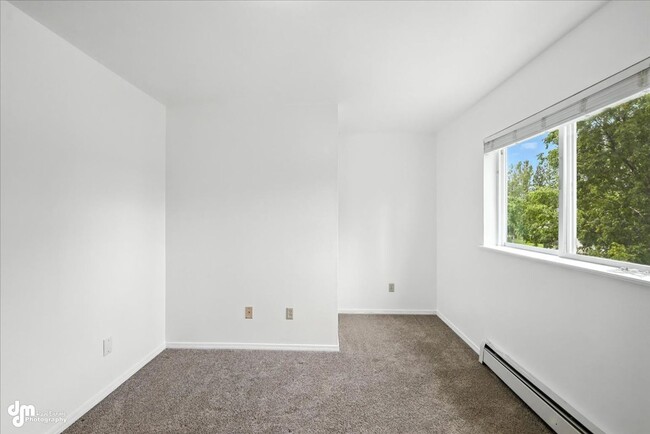 Building Photo - Spacious Palmer Home!