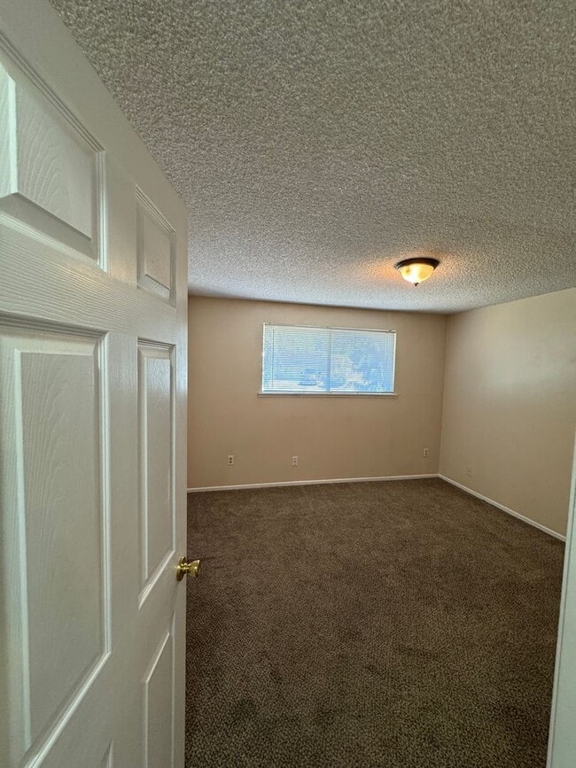 Building Photo - Nice 2 Bedroom 1 Bath Apartment in Sheridan