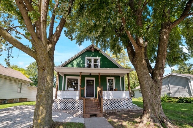 Building Photo - 3 Bedroom Custom Neenah Home