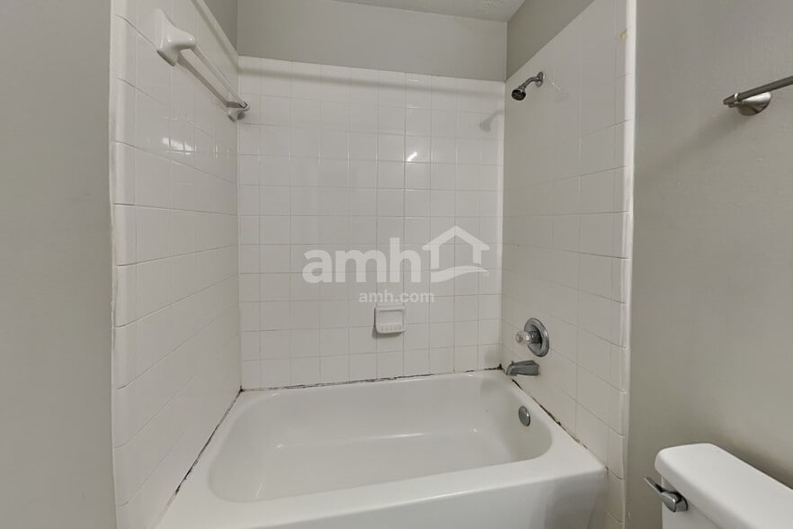 Building Photo - 14006 Honey Bee Ct