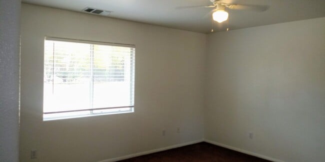 Building Photo - Welcome to your 3 bed 2 bath home in Joshua Tree!