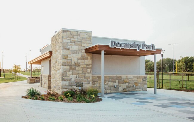 Building Photo - Decarsky Park Alex