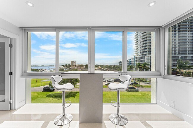 Building Photo - 301 Lake Shore Dr