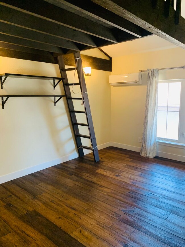 Building Photo - Stunning Luxury Home in Sunnyside