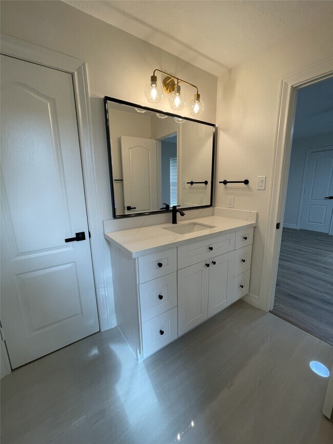 Building Photo - 5622 Lake Pl Dr