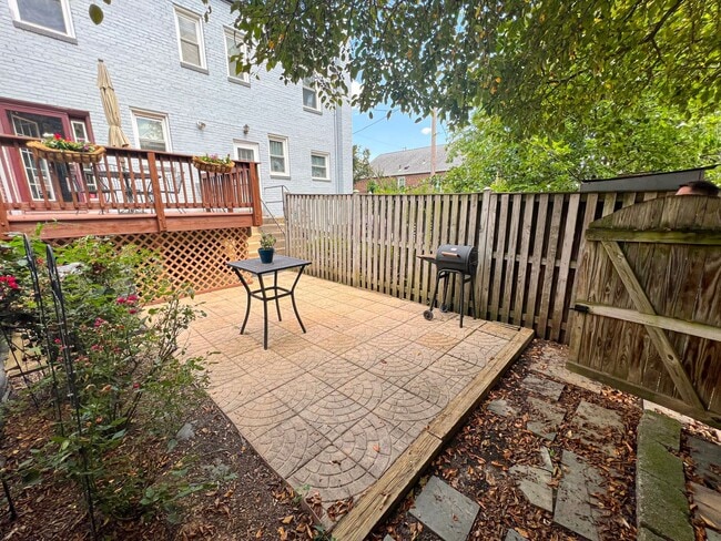 Building Photo - Charming 2 Bed 2 Bath Brick Townhome With A Fully Fenced Yard In Beautiful Foxcroft Heights
