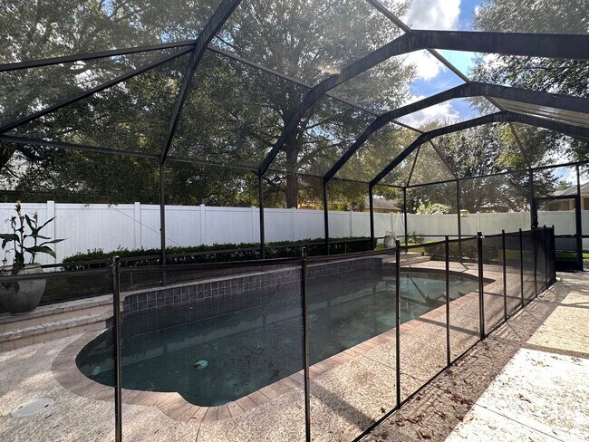 Building Photo - Screened In Ground Pool! Close to Schools, Shopping, Restaurants!