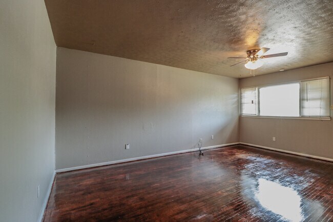 Building Photo - Cute 2-Bedroom near 19th & Quaker!