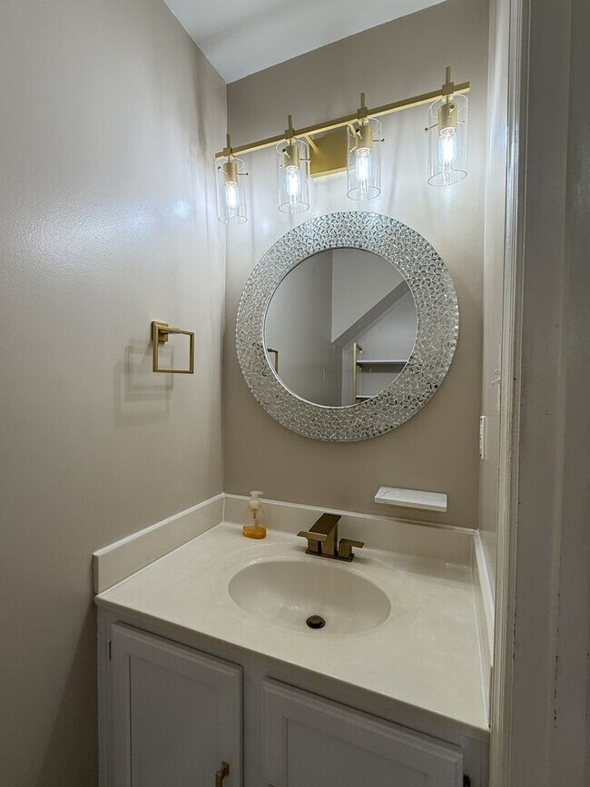 Building Photo - Newly Renovated Modern Home