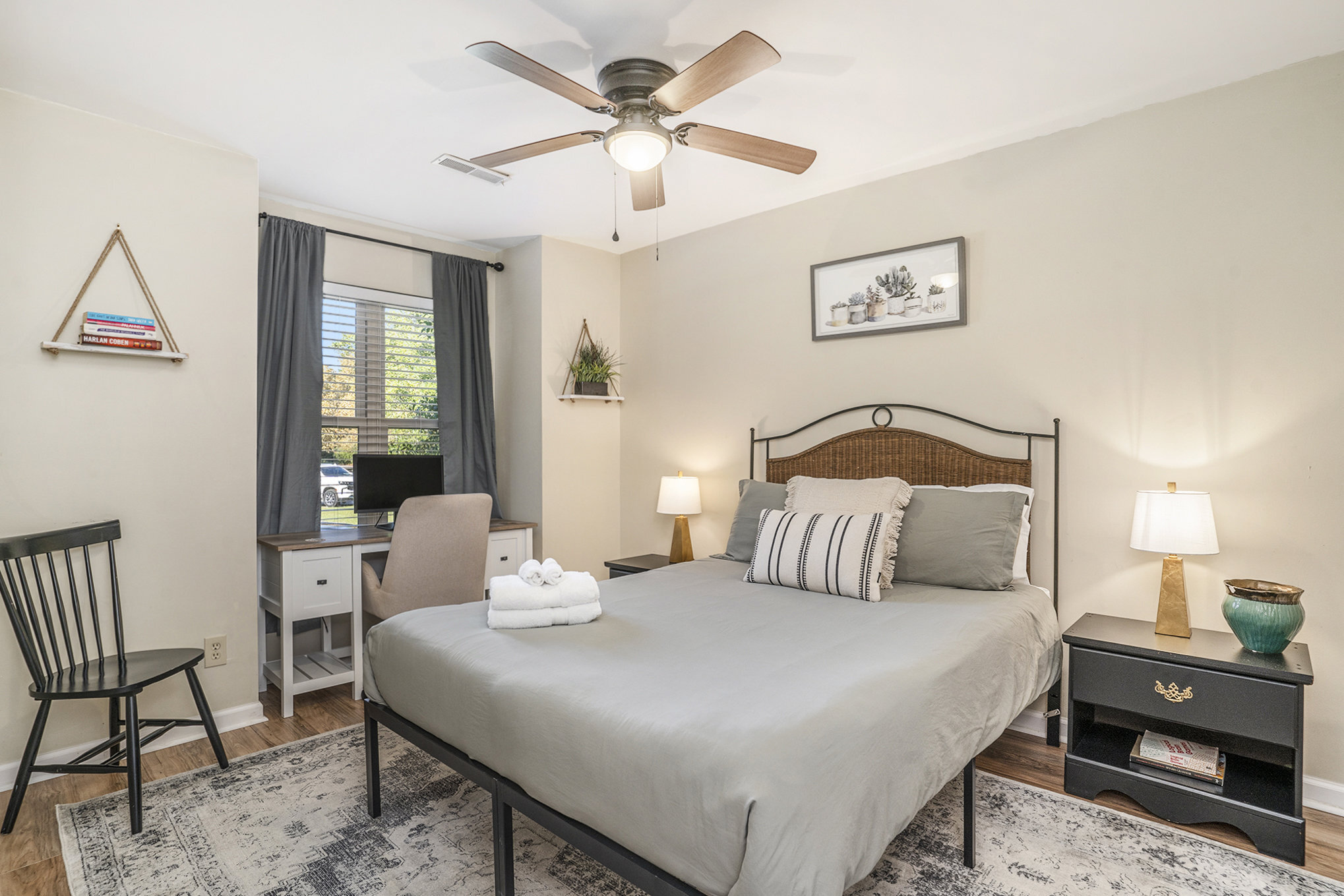 Downstairs bedroom with Queen bed and workarea - 1261 Marshview Dr