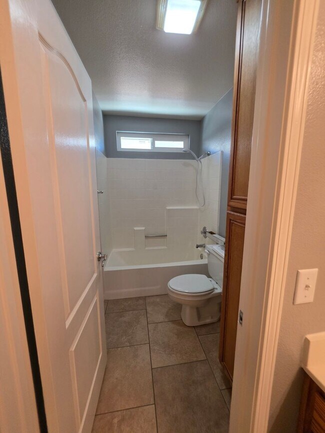 Building Photo - Spacious 4 Bedroom 2 bath Home in Victorville – Landscaping Included!
