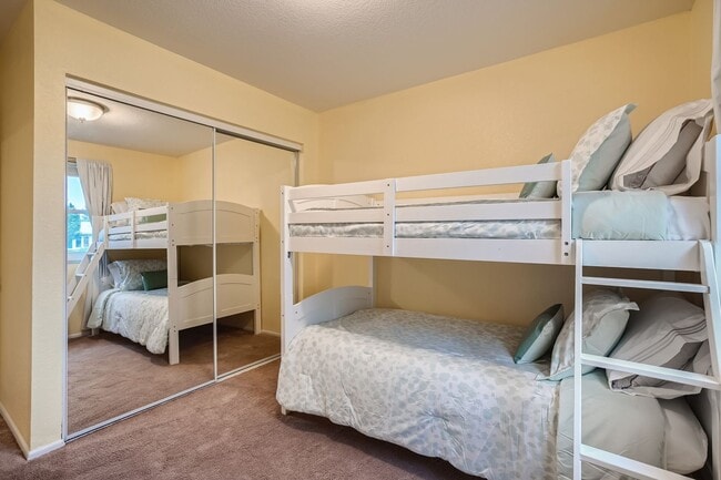 Building Photo - Beautiful 5 BDR Louisville Home/ Private Backyard