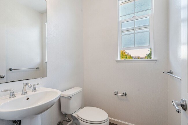 Building Photo - 1,331 sq ft with 2 on-suite bedrooms and o...