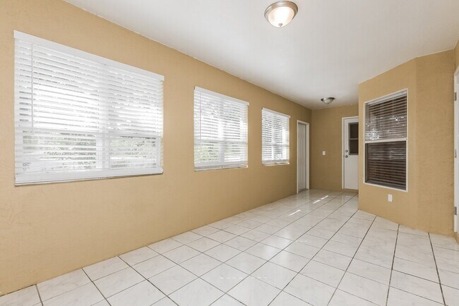 Building Photo - 910 Clearcreek Dr