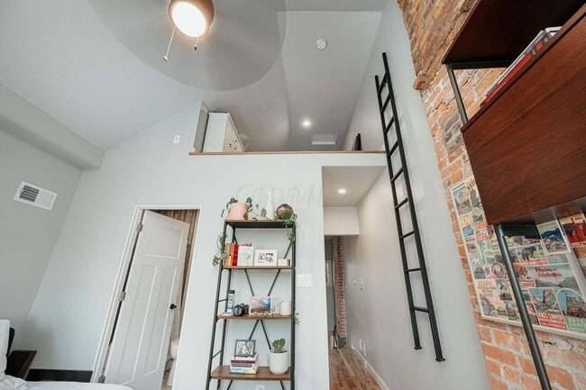 Building Photo - 1151 Summit St