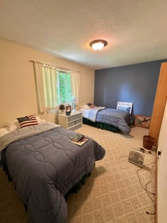 Building Photo - Breezy Point Home 3 bedroom, 2 bath, 2 car Garage