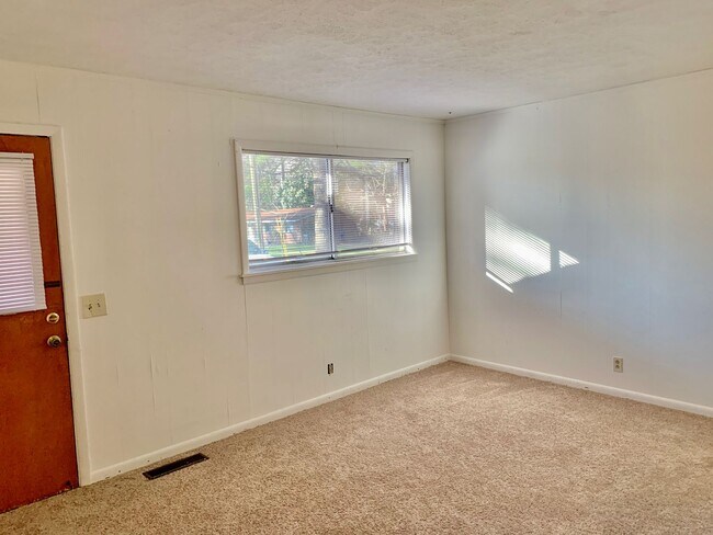 Building Photo - 604 N Ross St