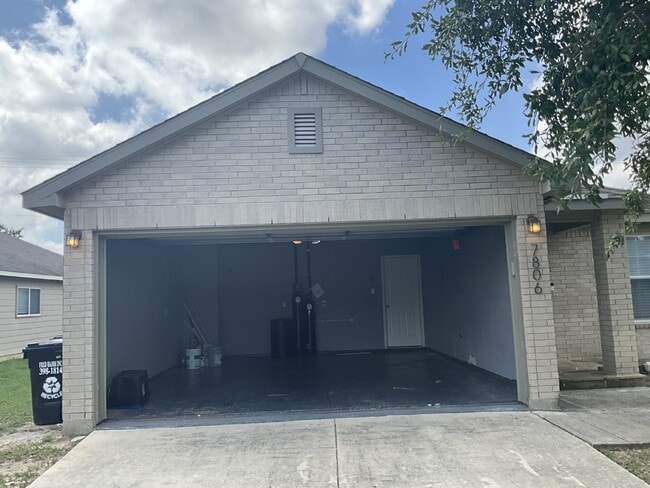 Building Photo - "Charming 3-Bedroom Haven in Selma with Granite Elegance!"
