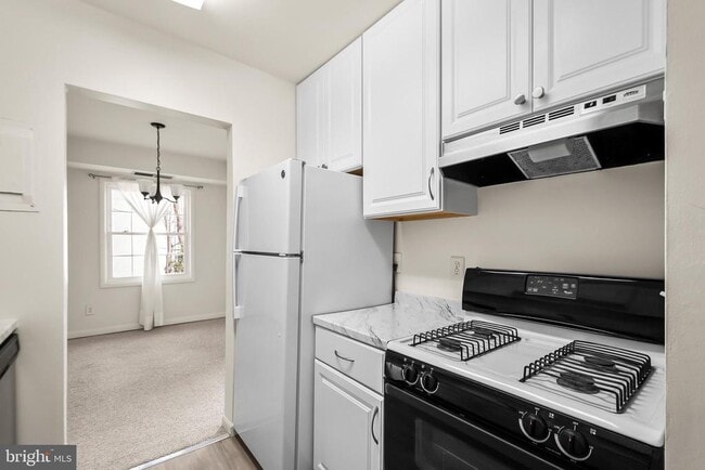 Building Photo - 3945 Lyndhurst Dr