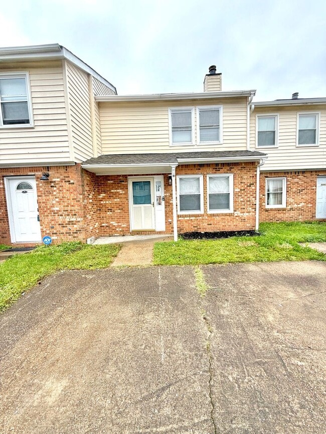 Primary Photo - Modern Comfort Meets Convenience – Renovat...