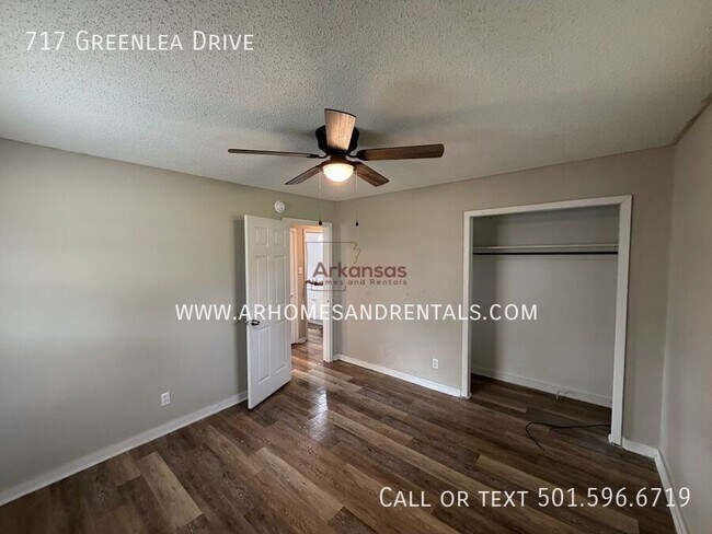 Building Photo - 717 Greenlea Dr