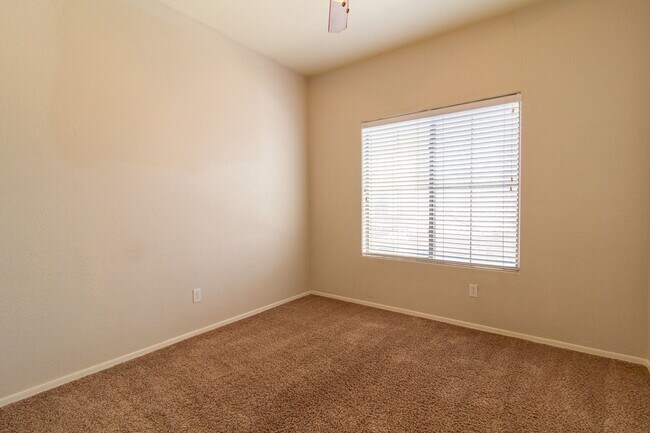 Building Photo - 2600 E Springfield Pl