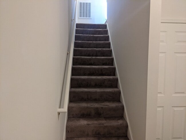 Building Photo - 3 Bedroom Townhouse For Rent in Charming Waynesboro, PA