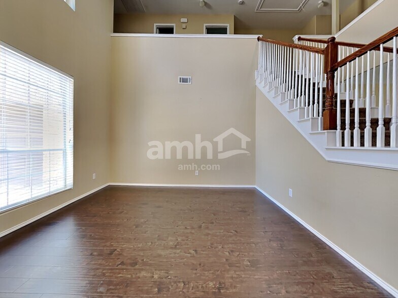 Building Photo - 704 Rolling Hills Ln