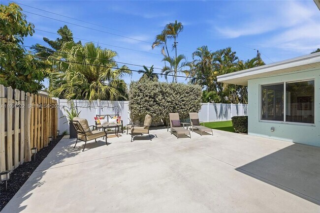 Building Photo - 2725 SE 2nd Ct