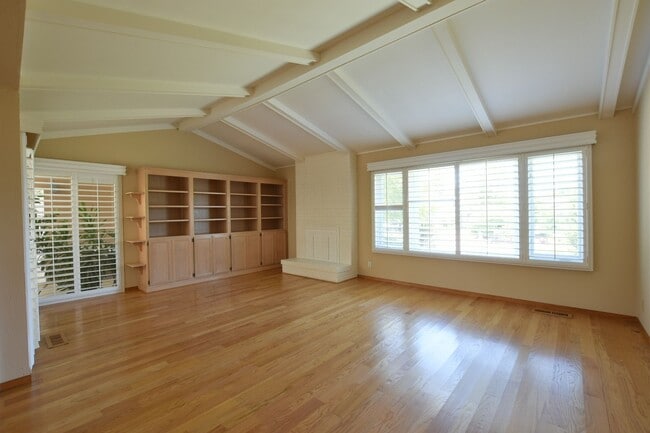 Building Photo - Well Maintained 3 Bedroom 2 Bath Home in Highly Desirable Saratoga Neighborhood!