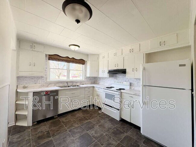 Building Photo - 117 W Ash St