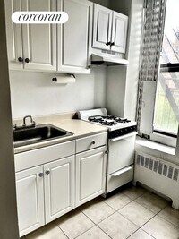 Building Photo - 100 W 85th St