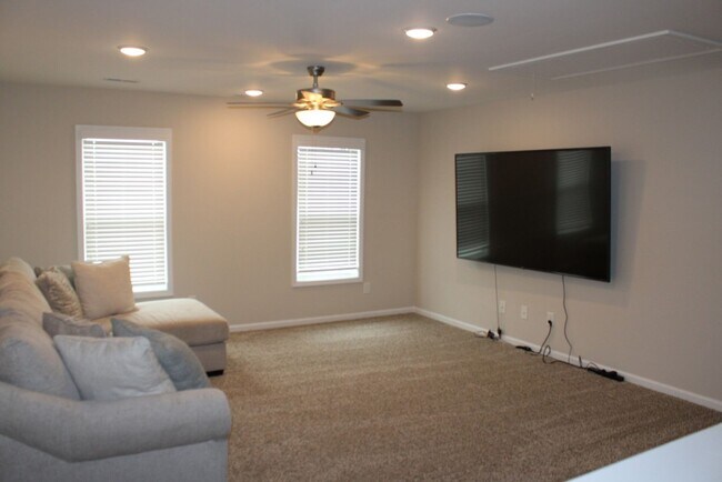 Building Photo - Flexible leasing Terms