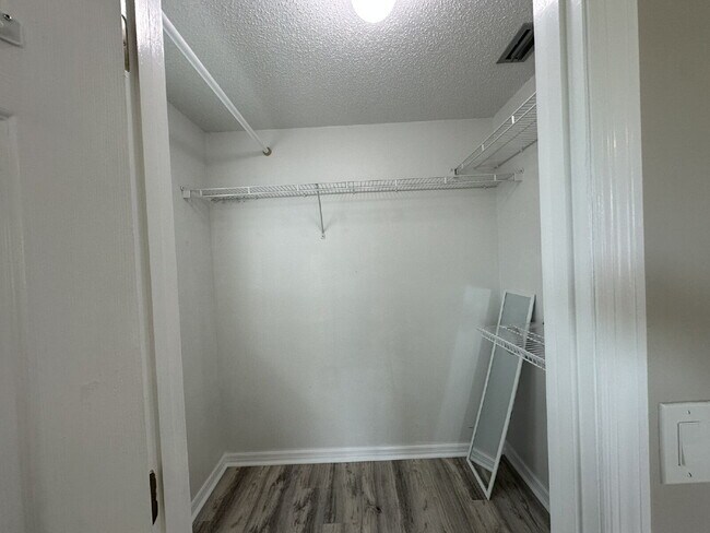 Building Photo - "Charming 3-Bedroom Home in Englewood!"